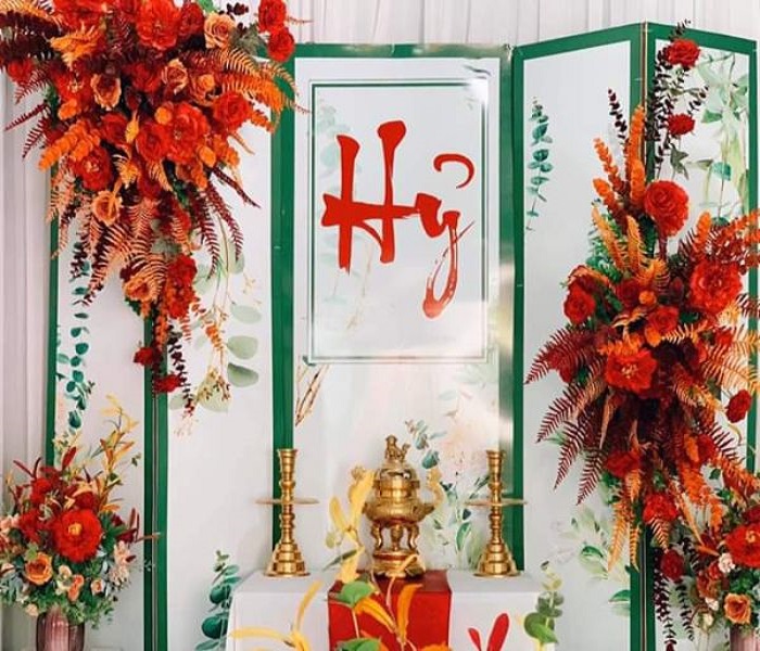Trang trí cổng hoa và gia tiên màu đỏ cam - midorishop.com.vn