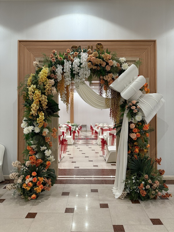 KHÔNG GIAN CƯỚI LÃNG MẠN TẠI VẠN PHÁT RIVERSIDE – KHI HOA LỤA LÊN NGÔI